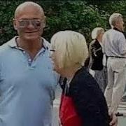 Рос Тюльпан В Одном Саду С Розою Красивою