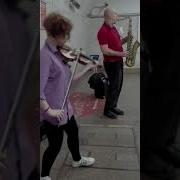 Уличные Музыканты Саксофон И Скрипка