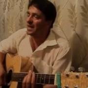 Парень Очень Красиво Играет На Гитаре И Поет Песню О Любви
