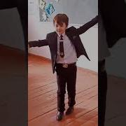 Школьник Танцует В Клуье