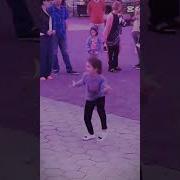 Девочка Зажигает