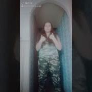 Девочки Поют Она Скрывает Свое Лицо