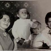 Перед Зеркалом Девчушка Лет Пяти