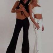Sonia Y Selena Con Una Mano En Mi Cintura