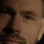 Chris Holsten Bak En Fasade