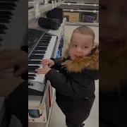 Леон Играет На Пианино