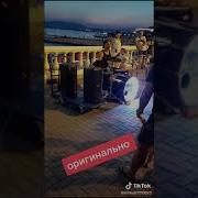Стоят Девчонки Стоят В Сторонке Короткие Юбчонки