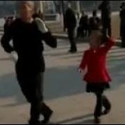 Старик Танцует С Внучками