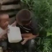 Брат Делятся С Младшим Братом