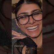 مايا خليفه ترقص وهي عارية ومثيرة في البيت